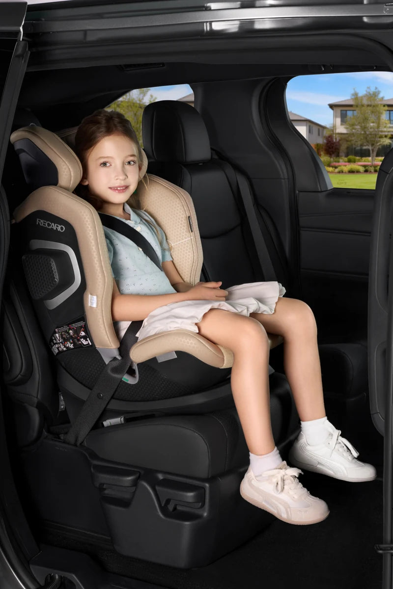 ベリックス 1のジュニアモードで車両3点式シートベルトを使うお子さま。写真はエレガントベージュ